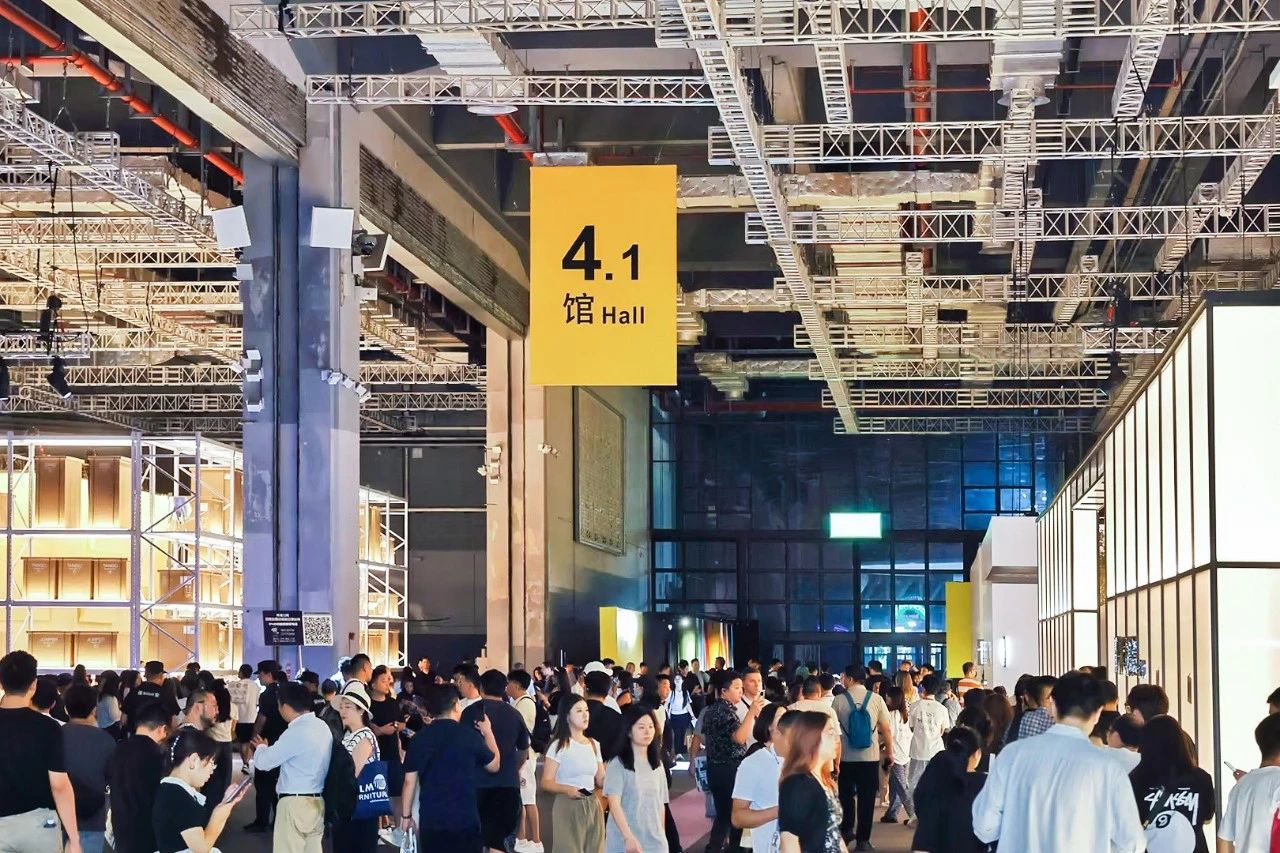 主办：2025上海家博会（虹桥家具展）——征途如虹·聚势成桥！